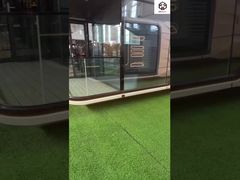 उत्तम सजावट के साथ अंतरिक्ष कैप्सूल